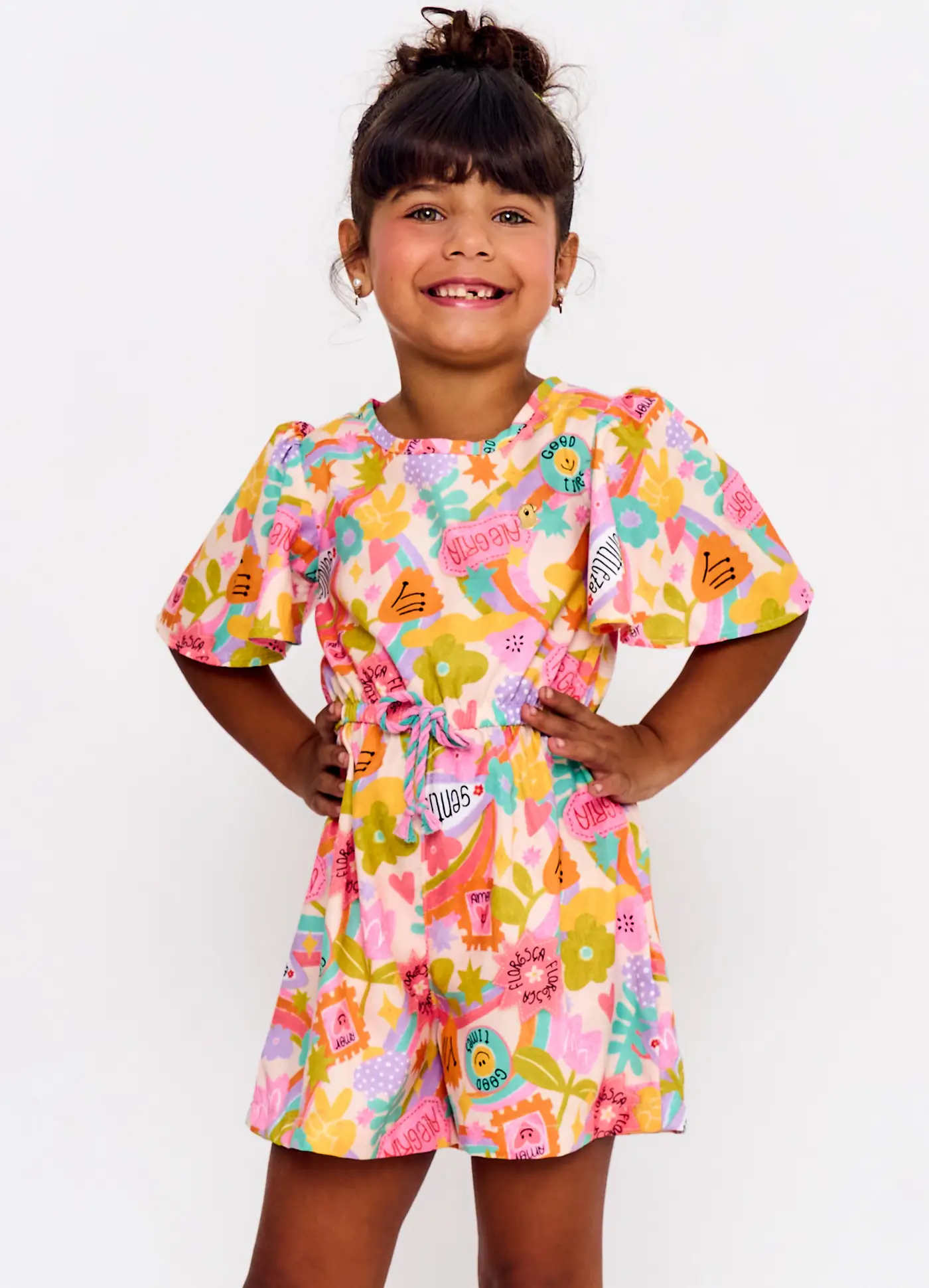 MACAQUINHO ALPHABETO ESTAMPADO FLORAL CORES PREDOMINANTES ROSA, AMARELO E OFF WHITE 